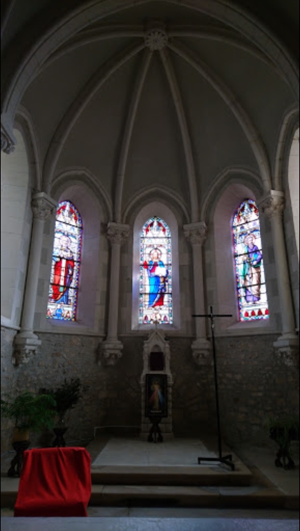L’un des deux autels latéraux de l’église