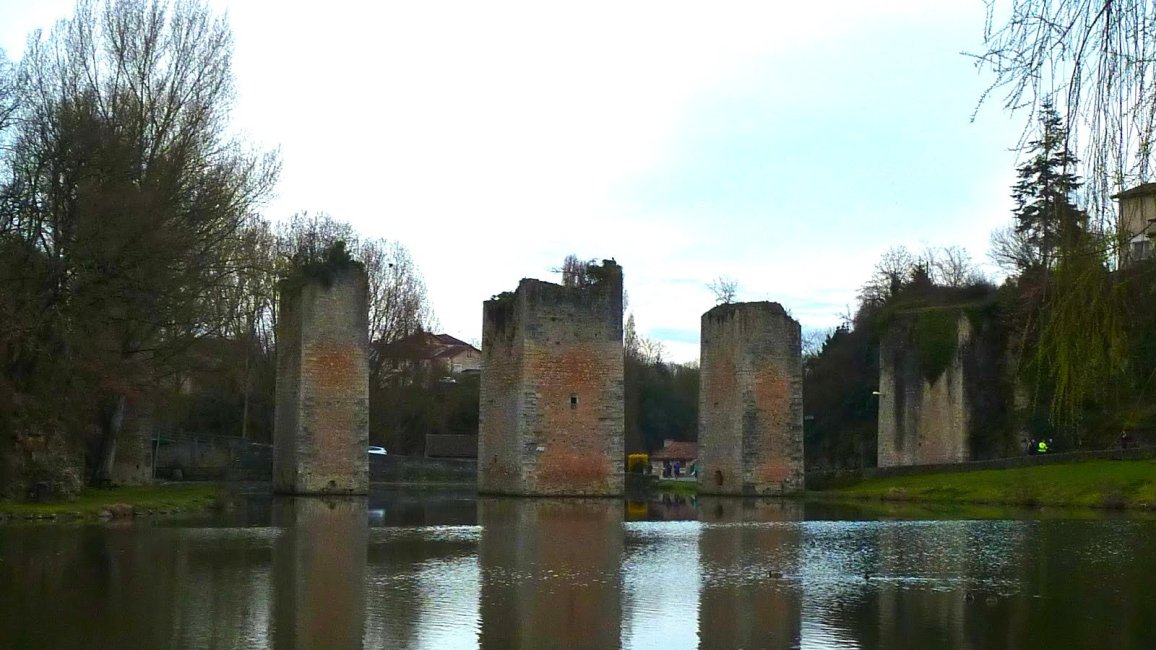Les ruines du pont médiéval du châteaux de Lussac