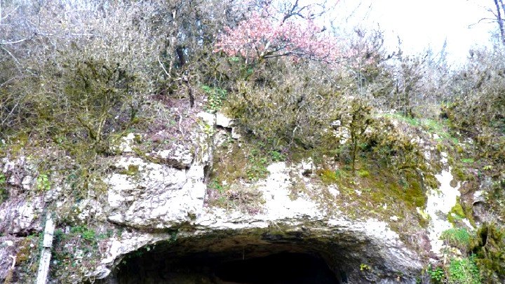 Pendant le parcours, vous apercevrez quelques grottes préhistoriques