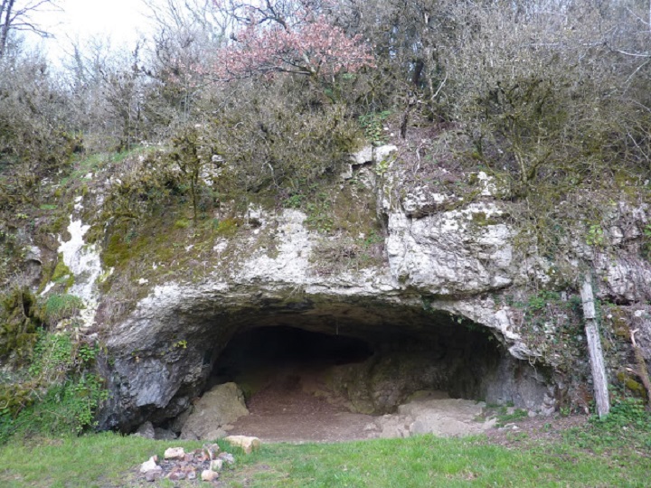 Pendant le parcours, vous apercevrez quelques grottes préhistoriques