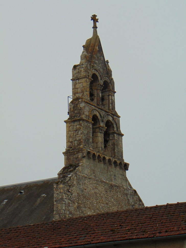 Le clocher de l’église Saint-Romain de Mazerolles