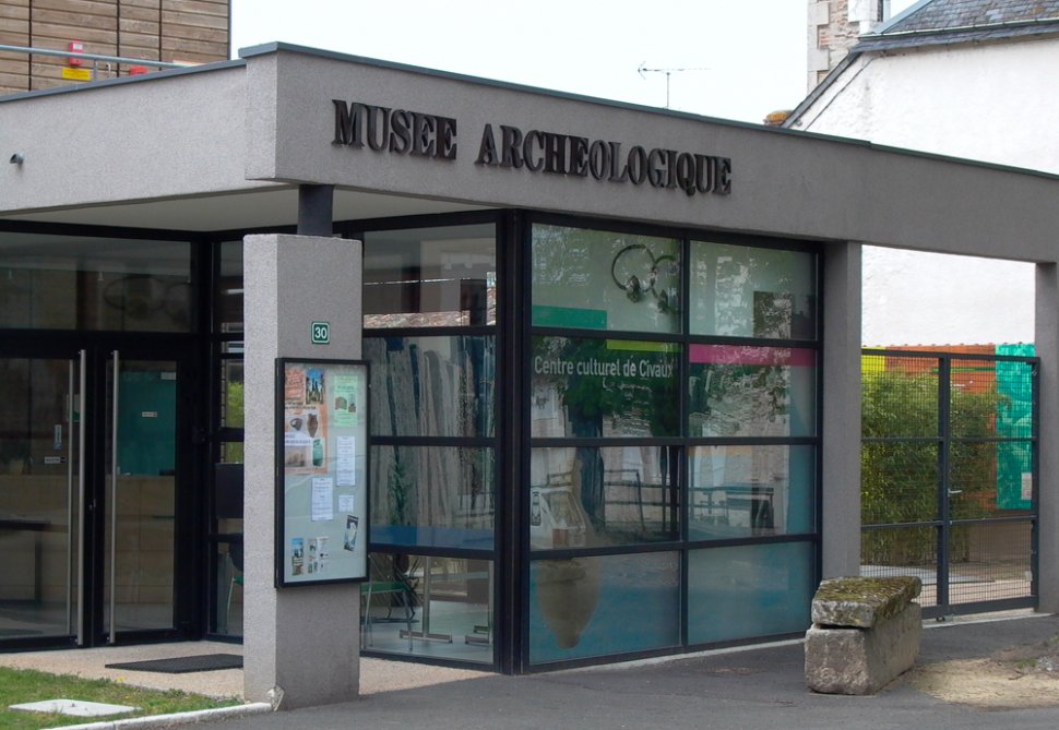 La façade du musée archéologique de Civaux