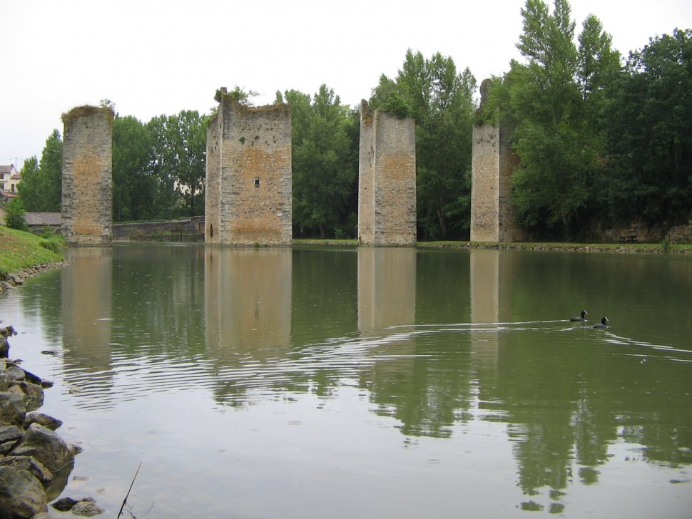 Les ruines du pont médiéval de Lussac-les-Châteaux