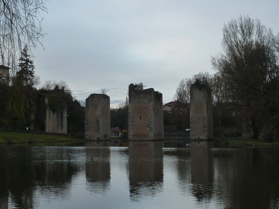 Les ruines du pont médiéval du châteaux de Lussac